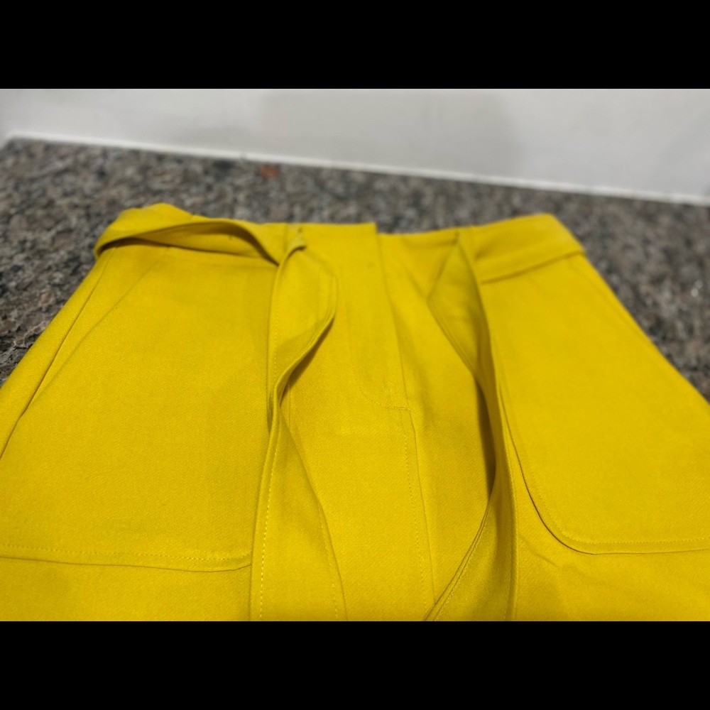 Yellow size 0 loft  skirt in good condition.